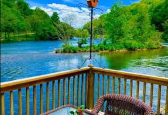 mountain River Breeze cabin has Balcony rooms