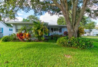 The Good Ole Days King Bed Pet Friendly has Balcony rooms