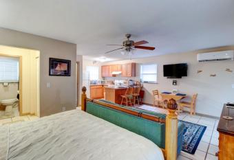 Good Old Days Cottage King Bed Pet Friendly allows 18 year olds to book a room