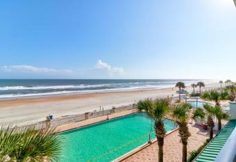 Oceanfront PoolTiki Bar Hot Tub Wifi Sleeps 6 has rooms with a private hot tub