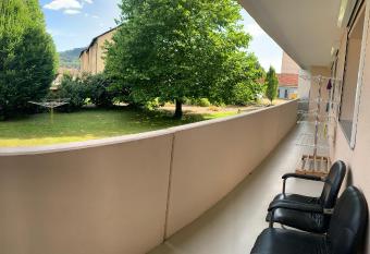 Gro  e und helle Ferien Wohnung mit Parkpl  tzen has Balcony rooms