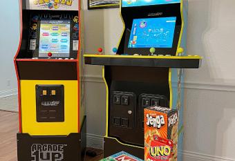 Family Friendly Home with Games Centrally Located to Attractions and Dining has Balcony rooms