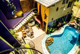 Wandering Monkey Guesthouse has Balcony rooms