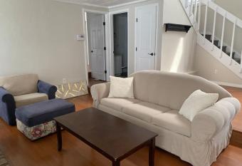 Relaxing 3 bed 2 bath Wifi by the Intercostal allows 18 year olds to book a room