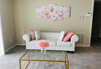 King Size BR minutes from Easton has Balcony rooms