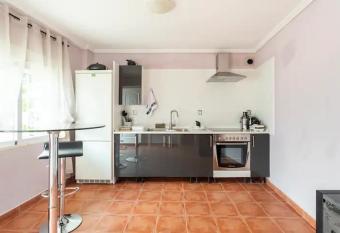 Habitaci  n con ba  o y cocina privada allows 18 year olds to book a room