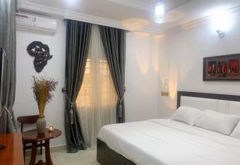 Oscars Apartment has Balcony rooms