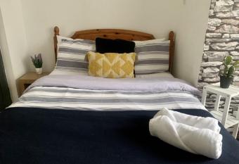Uplands View, Richmond Tce, Flat 1 allows 18 year olds to book a room