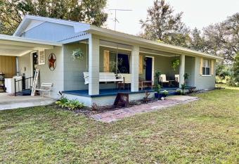 Quiet Farmhouse close to major theme parks allows 18 year olds to book a room