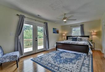 6 bdrms & game room just 8 mi to dtown Asheville allows 18 year olds to book a room