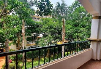 Apartamento Deluxe Puerto Banus allows 18 year olds to book a room