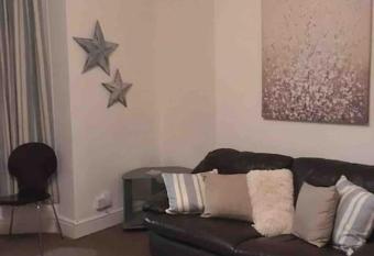 Hillcrest Cottage, comfy flat, trendy Uplands area allows 18 year olds to book a room