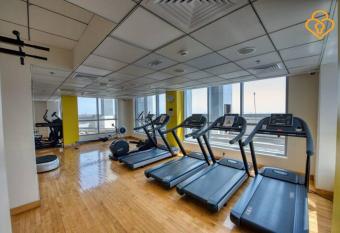 Luxurious 1 Bedroom Apartment in the Dubai Marina! has rooms with a private hot tub