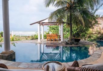 S  nti Beach House with pool & beach has Balcony rooms