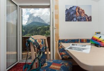 Kedul Lodge has Balcony rooms