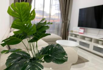 BSP21 Highest Floor with High Speed Wifi & Netflix has Balcony rooms