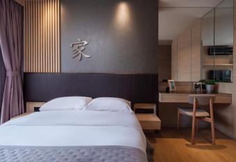 VOQUE Hotel & Serviced Residence Sukhumvit 51 - SHA Plus has rooms with a private hot tub