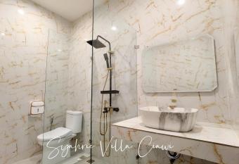 SYAHRIE VILLA CIAWI has Balcony rooms
