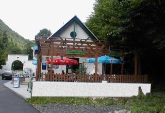 Restaurace a pension Prvn   Ml  n Chomutov has Balcony rooms