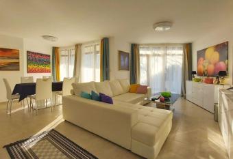 Designer Villa mit pool has Balcony rooms