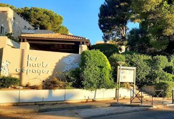 R  sidence Les Hauts C  pages allows 18 year olds to book a room