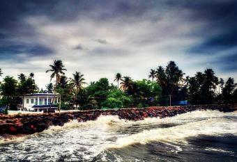 Theeraa Beach Villa in Cherai allows 18 year olds to book a room