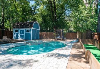 Lush 3-bedroom Villa with Pool has rooms with a private hot tub