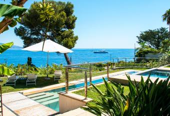 Villa Ocean Breeze has Balcony rooms