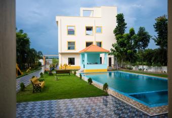 UNIQUE SHANTINIKETAN has Balcony rooms