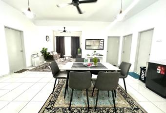 ADELIA HOMESTAY BANGI WONDERLAND for MUSLIM ONLY has Balcony rooms