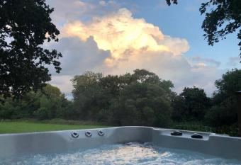 Lynbrook Cabin and Hot Tub, New Forest allows 18 year olds to book a room