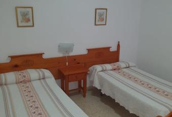 Pensi  n los   ngeles allows 18 year olds to book a room