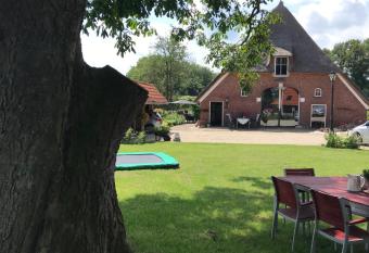 Een mooie plek allows 18 year olds to book a room