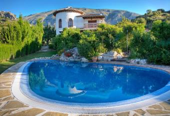 Villa La Torre Rocabella allows 18 year olds to book a room