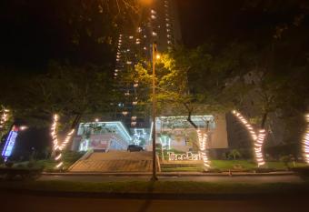APARTMENT TREEPARK BSD by HW APARTMENT has Balcony rooms