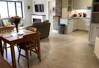 Roundstone Harbour lights has Balcony rooms