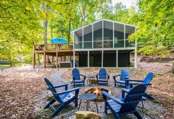 Cabin w Hot Tub, Deck, Firepit & Grill has Balcony rooms
