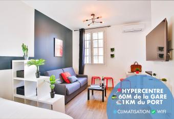 La Gare Hypercentre- Grand T1 Balcon - Clim - Wifi - La Porte Bleue 1 allows 18 year olds to book a room