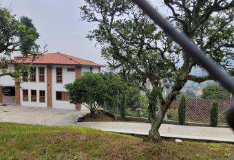 Amazing Medell  n Views, Modern Villa with Jacuzzi has rooms with a private hot tub