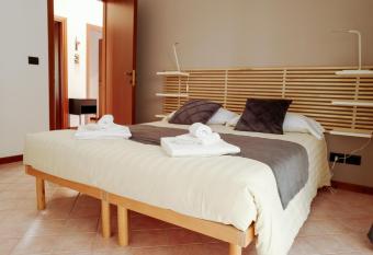 MonfortOM - Residenza Lavinia - Monforte d Alba has Balcony rooms