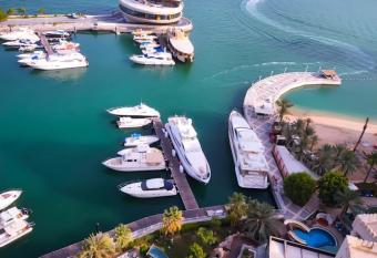 Sea view Flat next to Fourseasons Hotel! has Balcony rooms