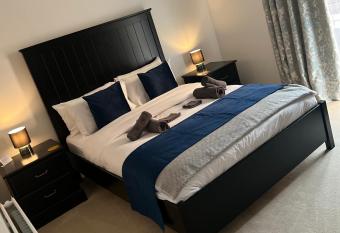 Fabulous Modern Apartment Close to Central Milton Keynes has Balcony rooms