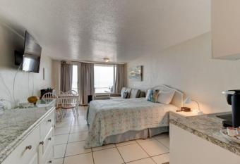 Hidden Treasure oceanfront studio with pool allows 18 year olds to book a room