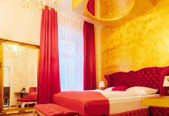 Hotel Hamburger Perle allows 18 year olds to book a room