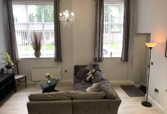 Central Newark Apartment 1 St Mary   s Rooms allows 18 year olds to book a room