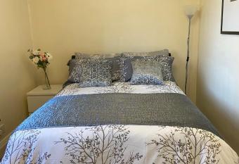 Charming Double Room in London, 2mim to the tube allows 18 year olds to book a room