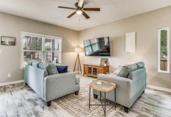 Blue Bungalow New and Cozy East Hill Convenience has Balcony rooms