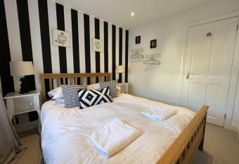 St Annex, Torquay Boutique Self Catering Holiday Apartment in The English Riviera allows 18 year olds to book a room