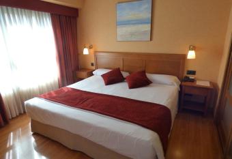 Eco Via Lusitana has rooms with a private hot tub