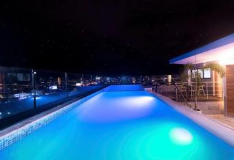 La D 7D Refa Luxury Vip has rooms with a private hot tub
